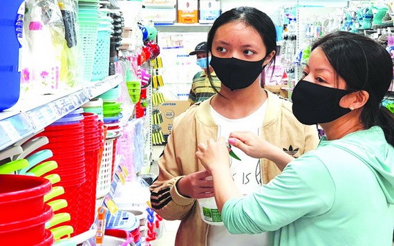 市民在超市購物。（圖源：互聯網）