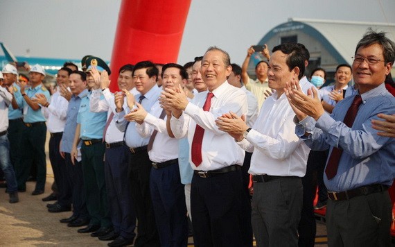政府常務副總理張和平與各代表迎接降落航班。(圖源:光廉)