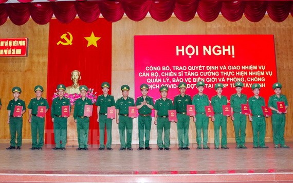 市邊防部隊指揮部指揮長蘇名渥大校向西寧省專業軍官、軍人及戰士頒發《決定》。（圖源：市黨部新聞網）