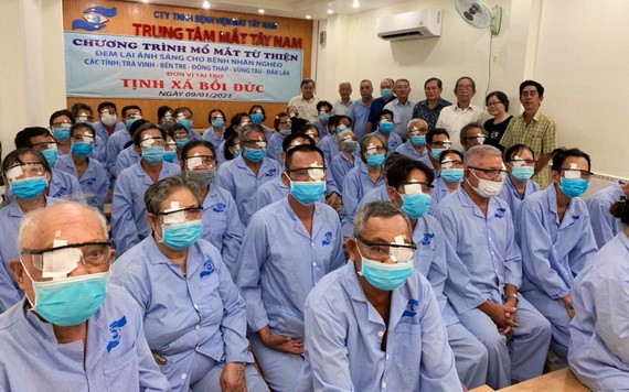 培德精舍代表與白內障病人於手術後合影。