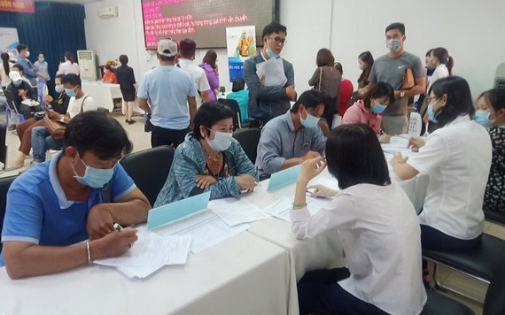 眾多年輕求職者前到市輔業勞務中心尋求就業機會。