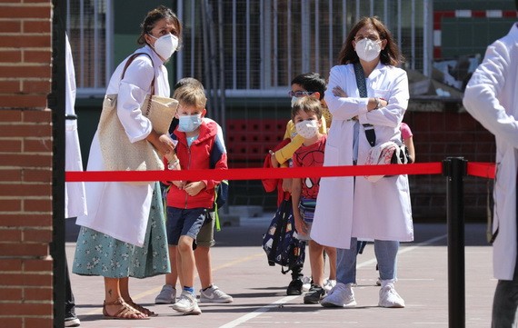 由於學校長期停課，兒童的閱讀、寫作和基本數學能力受到影響。（圖源：新華社）