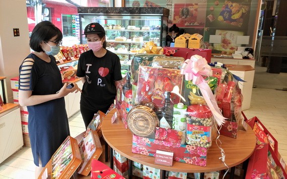 大發餅家員工向顧客介紹新款春節禮盒。