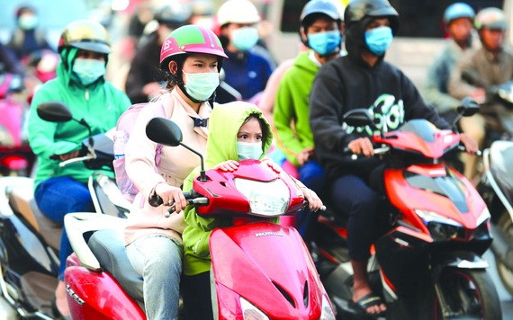 本市的天氣轉冷,不少市民外出時都穿上暖衣。(圖源:互聯網)