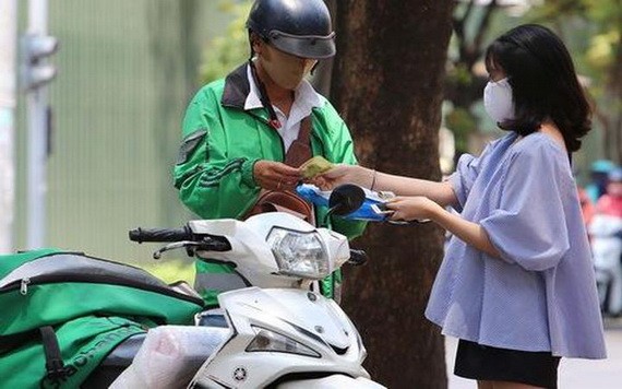 網購送貨上門服務。