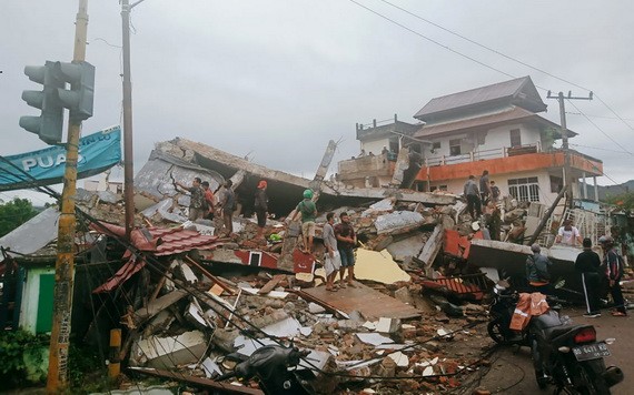 印尼國家災害應變總署指出，地震造成至少60戶民宅受損，數千人逃離家園避難。（圖源：AP）