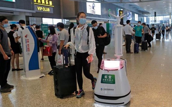 消毒機器人正在上海虹橋機場T2航站樓內消毒。(圖源:互聯網)