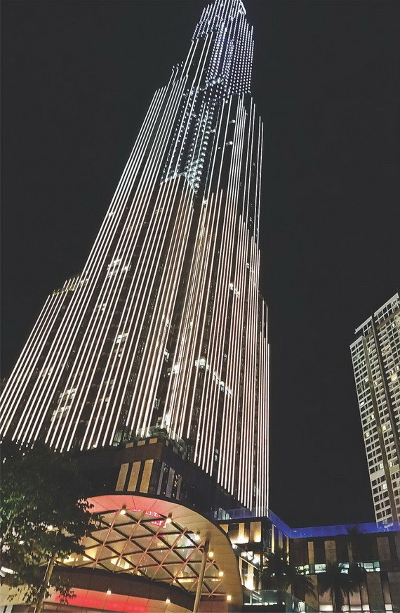 華燈初上的Landmark 81層商廈，西貢河畔一道美麗的風景線。（隋心攝）