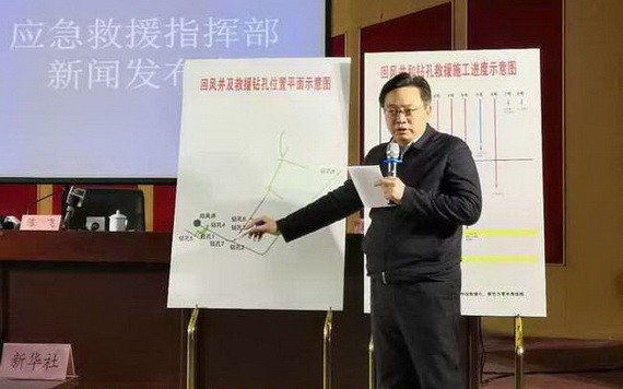 1月18日新聞發佈會現場,陳飛介紹回風井和鑽孔救援施工進度示意圖。(圖源:Sina)