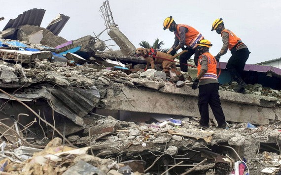 當地時間15日凌晨,印尼西蘇拉威西省發生6.2級地震,目前死亡人數已增至73人、820多人受傷。(圖源:AP)