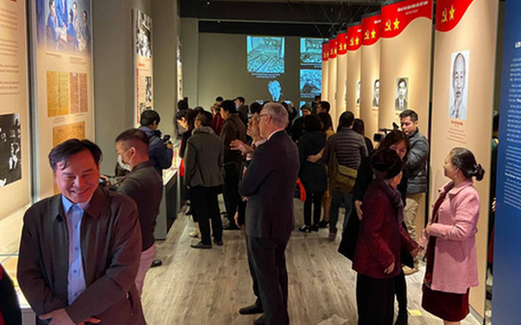 “越南共產黨歷屆大會”資料圖片展吸引了各界觀眾前來觀賞。（圖源：T. Điểu）