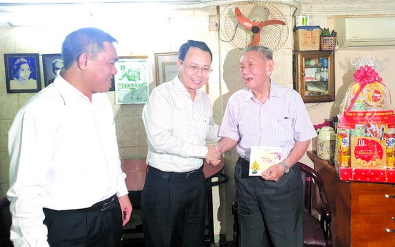 第五郡郡委書記阮文孝(中)親切問候華人退休幹部劉天雲。