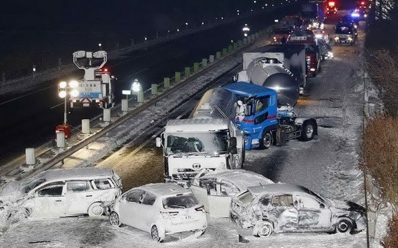 多輛汽車在高速公路上連環相撞，事故路段長約1公里。（圖源：路透社）