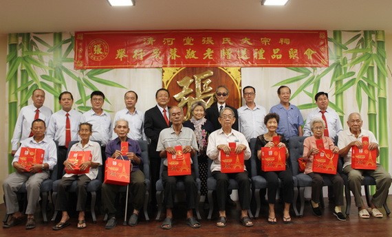 該宗祠理事長張敬明（左五）向諸位長者贈送歲暮禮物。