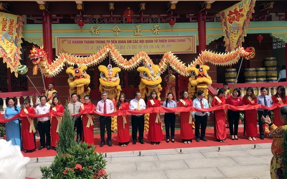 市、郡領導和會館代表剪綵儀式。