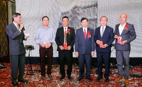 華人企業家謝文傑辦喜事不忘行善