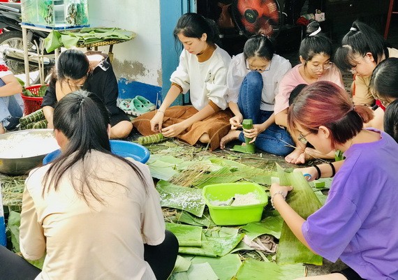 中文系大學生裹粽贈送醫院貧窮病人。