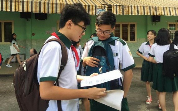 考生在考場外交換意見。（圖源：鄧偵）