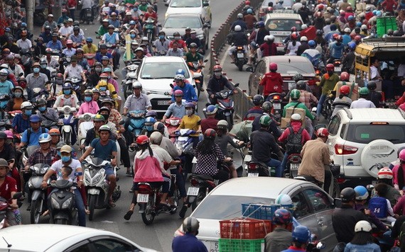 拓寬街道、發展公共交通系統等措施較多，但仍未解決交通堵塞問題。