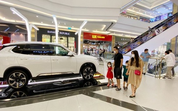 汽車市場的促銷活動吸引客戶。