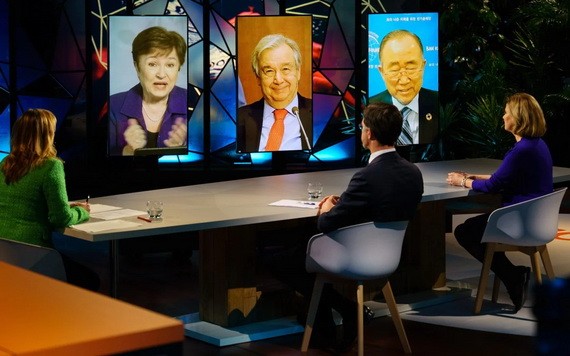 在荷蘭海牙拍攝的聯合國秘書長古特雷斯（中）等通過視頻連線出席首屆氣候適應峰會。（圖源：新華社）