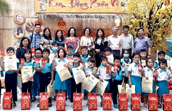 各熱心人士向金童小學生頒發禮物。