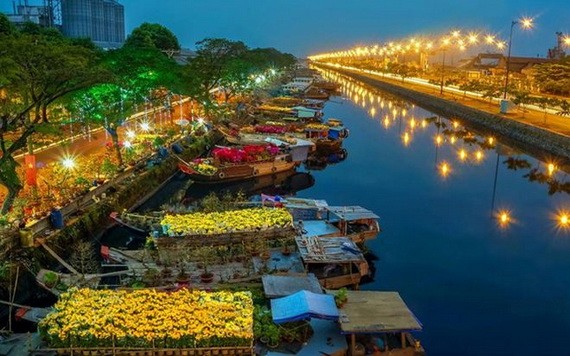 絢麗多彩的“岸上船下”春花市。（圖源：阮晉記）