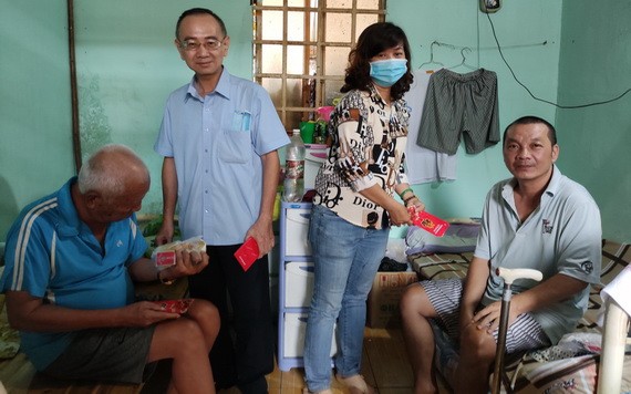 范興主任（左二）和工會副主席陳月寶向玉光精舍長者贈送紅包。