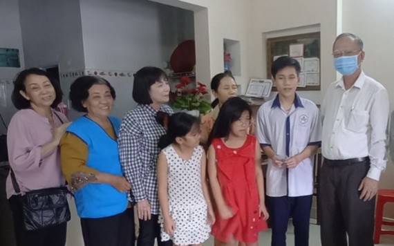 慈善單位探望“夢想之橋”貧困優秀生