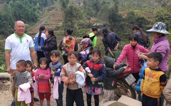 在老街偏遠山區給小朋友派冷衣。