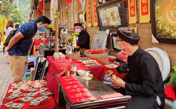 越南仍在舉行春節慶祝活動，每個人都遵守防疫規定。（圖源：意鈴）
