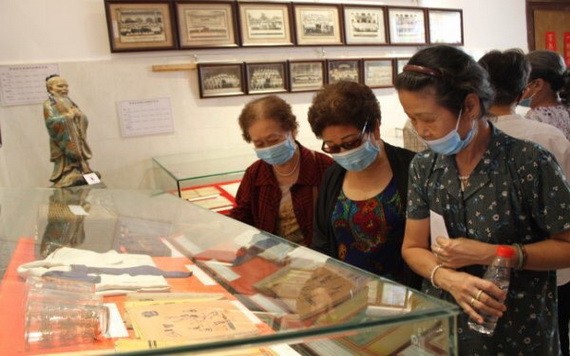 懷舊物品熱心捐贈者參觀展覽空間物品。