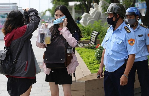 職能力量在勸導一名市民外出務必佩戴口罩。（圖源：黃江）