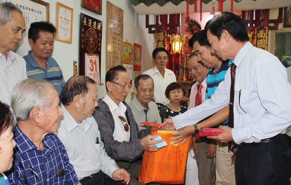 該宗祠會長葉其達向諸位宗親長者贈送敬老禮物。