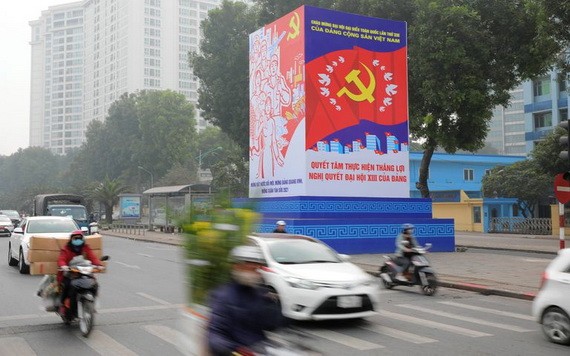 街上喜迎黨“十三大”的宣傳海報。