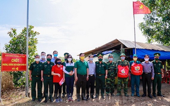 市邊防部隊指揮部工作團向正在西寧省邊防部隊工作的本市邊防幹部、戰士送春節禮物並慰問。（圖源：市黨部新聞網）