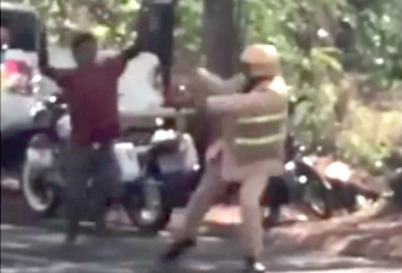 一名男子高舉菜刀追砍一名交警。（圖源：視頻截圖）