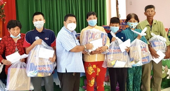 丁文森（左三）向同塔窮人贈送禮物。