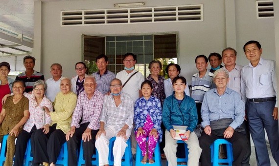 探望團與諸位華運基層家庭合照留念。