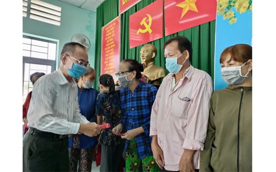 范興主任向平政縣同胞贈送禮物代金。