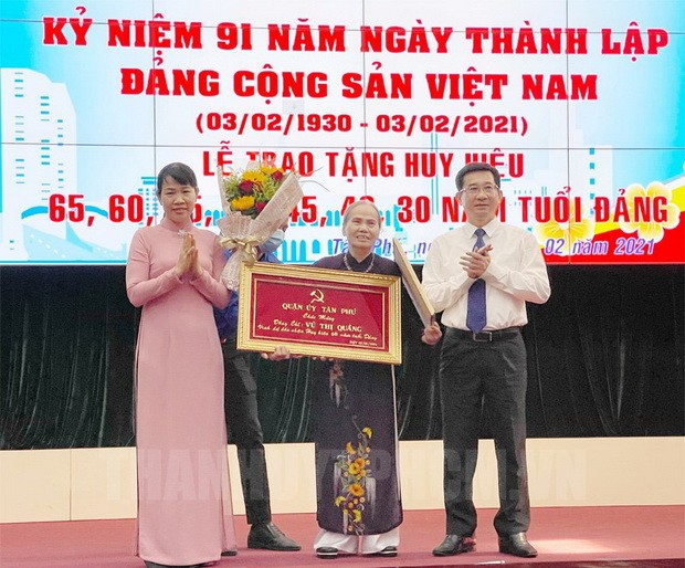 各郡縣向黨員頒授黨齡紀念章 ảnh 2