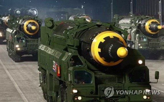 2020年10月10日，朝鮮舉行慶祝建黨節75週年的閱兵儀式。圖為亮相閱兵式的中遠程彈道導彈。 （圖源：韓聯社）