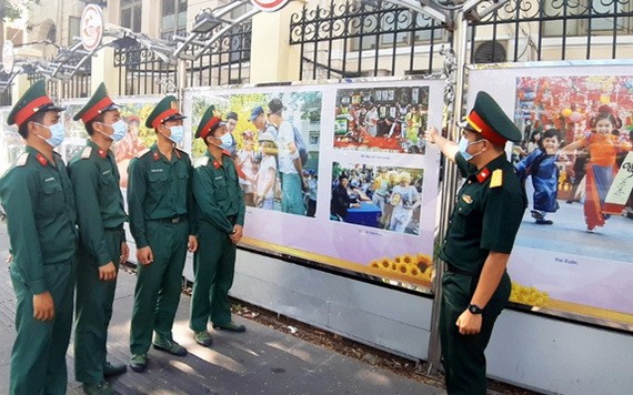 本市武裝力量觀展。