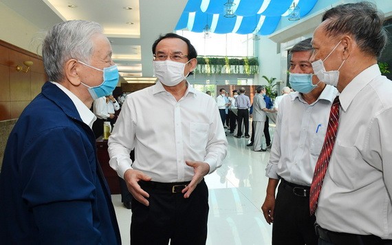 市委書記阮文年與各高級退休幹部交談。（圖源：越勇）