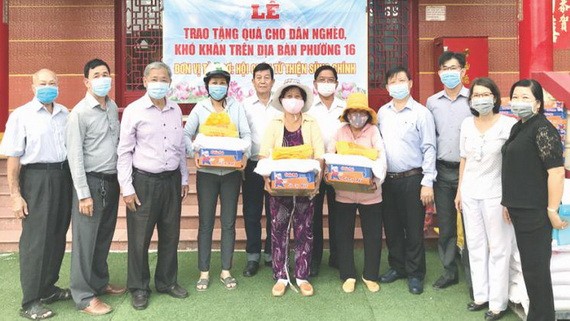 崇正理事們向地方窮人贈送禮物。