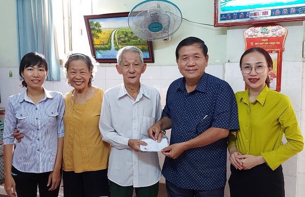 華人會館探望越南英雄母親和榮軍 ảnh 1