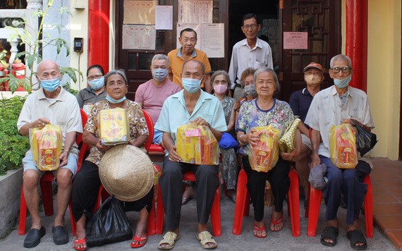 二府會館理事會代表向諸鄉親贈送新年禮物。
