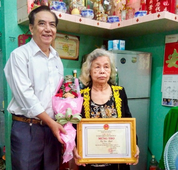 朱杞文向高齡華人贈送賀壽禮物。