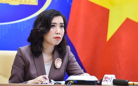 外交部發言人黎氏秋姮在記者會上發言。（圖源：阮紅）