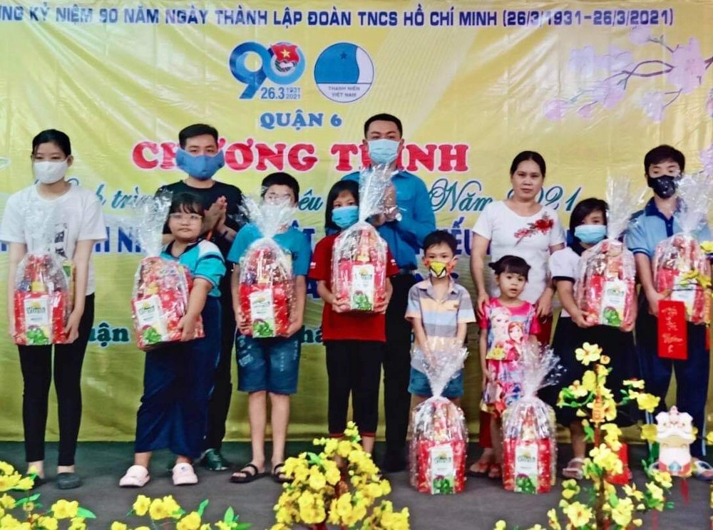 黄明福厚主席与與曾廣健向貧困民族青少年贈送禮物。